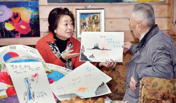 31일 수원시 권선구 한국치매미술치료협회에서 신현옥 회장이 어르신들의 치매 예방을 위한 미술치료 수업을 하고 있다. 전형민기자