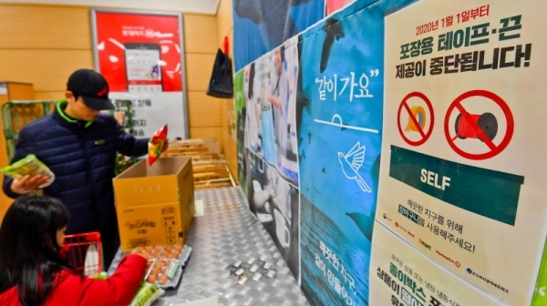 대형마트 자율포장대의 포장용 테이프와 플라스틱 노끈이 사라진 1일 오후 수원시 장안구의 한 대형마트에서 시민들이 박스를 접어 물건을 담고 있다. 정부의 장바구니 사용 활성화 정책에 따라 종이 상자만 지급된 현장에서 테이프를 찾는 손님이 많아 혼선이 빚어졌다. 윤원규기자