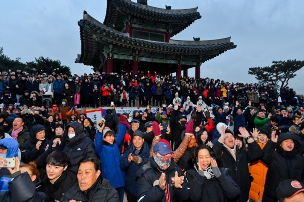 2020년 경자년(庚子年) 새해의 첫날인 1일 오전 수원 팔달산 서장대에서 떠오르는 해를 보며 새해의 안녕과 가정의 평안을 기원하고 있다. 윤원규기자