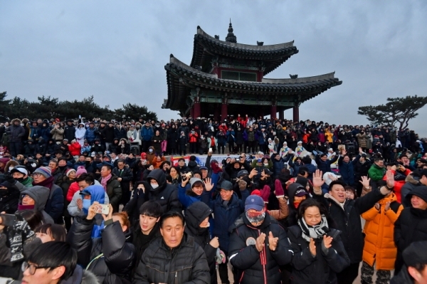 2020년 경자년(庚子年) 새해의 첫날인 1일 오전 수원 팔달산 서장대에서 떠오르는 해를 보며 새해의 안녕과 가정의 평안을 기원하고 있다. 윤원규기자