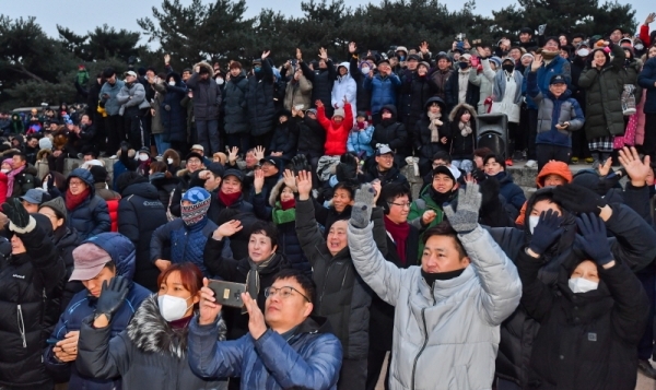 2020년 경자년(庚子年) 새해의 첫날인 1일 오전 수원 팔달산 서장대에서 떠오르는 해를 보며 새해의 안녕과 가정의 평안을 기원하고 있다. 윤원규기자