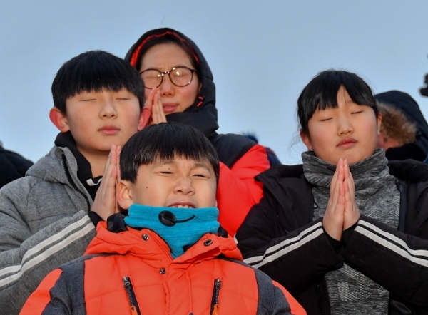 2020년 경자년(庚子年) 새해의 첫날인 1일 오전 수원 팔달산 서장대에서 떠오르는 해를 보며 새해의 안녕과 가정의 평안을 기원하고 있다. 윤원규기자