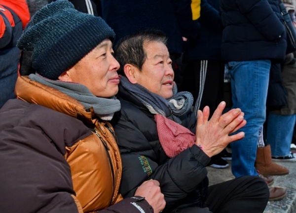 2020년 경자년(庚子年) 새해의 첫날인 1일 오전 수원 팔달산 서장대에서 떠오르는 해를 보며 새해의 안녕과 가정의 평안을 기원하고 있다. 윤원규기자