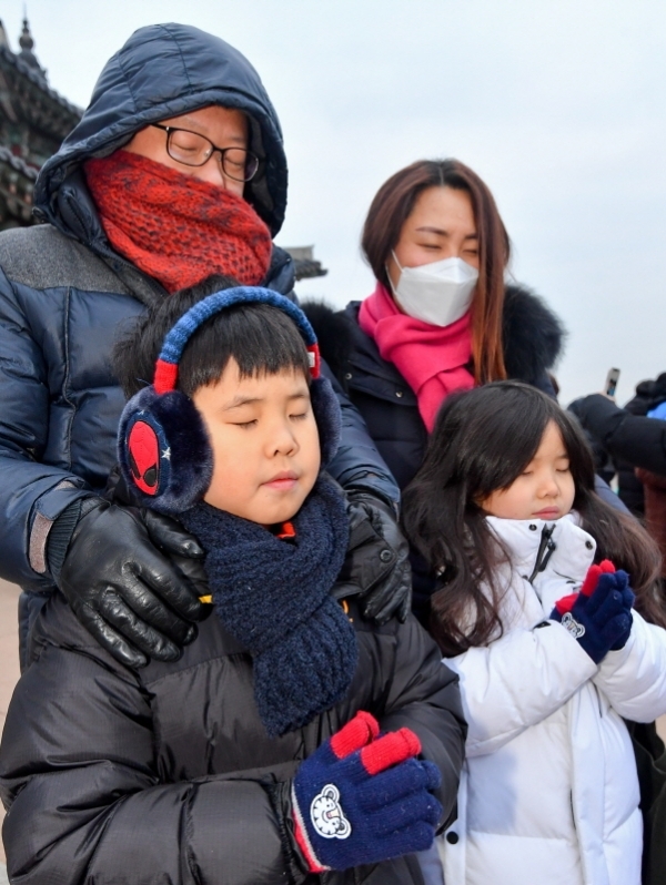 2020년 경자년(庚子年) 새해의 첫날인 1일 오전 수원 팔달산 서장대에서 떠오르는 해를 보며 새해의 안녕과 가정의 평안을 기원하고 있다. 윤원규기자
