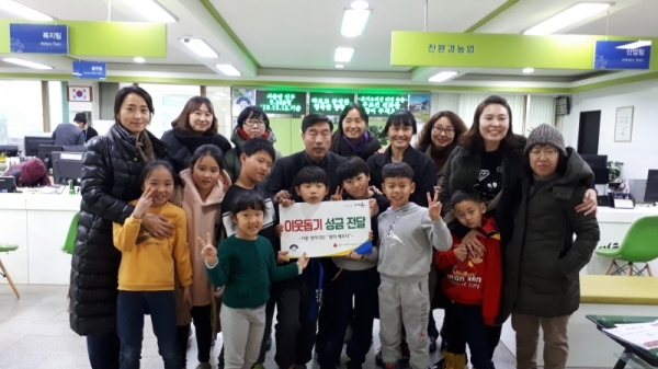 서종면에 사는 어린이와 어머니로 구성된 극단 '엄마 배우다' 단원들이  공연 수익금을 이웃돕기 성금으로 내기위해 서종면 사무소를 찾았다.