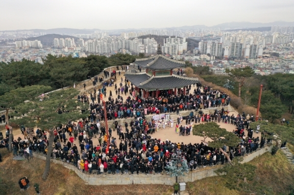 2020년 경자년(庚子年) 새해의 첫날인 1일 오전 수원 팔달산 서장대에서 시민들이 떠오르는 해를 보며 새해의 안녕과 가정의 평안을 기원하고 있다. 윤원규기자