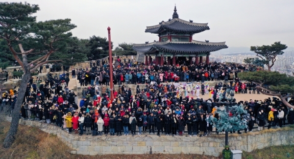2020년 경자년(庚子年) 새해의 첫날인 1일 오전 수원 팔달산 서장대에서 시민들이 떠오르는 해를 보며 새해의 안녕과 가정의 평안을 기원하고 있다. 윤원규기자