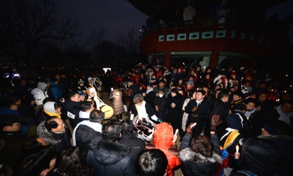 1일 오전 2020년 경자년(庚子年) 해맞이 행사가 열린  인천시 서구 원적산 정상 팔각정에 운집한 시민이 새해소망을 기원하고 있다. 장용준기자