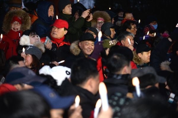 1일 오전 2020년 경자년(庚子年) 해맞이 행사가 열린  인천시 서구 원적산 정상 팔각정에 운집한 시민이 새해소망을 기원하고 있다. 장용준기자