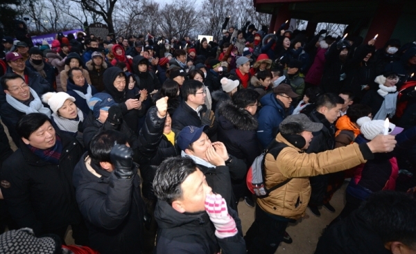 1일 오전 2020년 경자년(庚子年) 해맞이 행사가 열린  인천시 서구 원적산 정상 팔각정에 운집한 시민이 새해소망을 기원하고 있다. 장용준기자