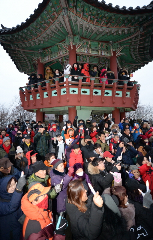 1일 오전 2020년 경자년(庚子年) 해맞이 행사가 열린  인천시 서구 원적산 정상 팔각정에 운집한 시민이 새해소망을 기원하고 있다. 장용준기자