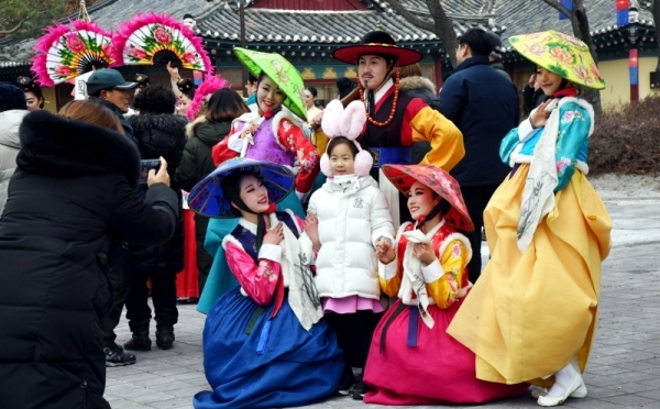 2020년 경자년(庚子年) 새해 첫 날인 1일 용인시 한국민속촌을 찾은 시민들이 사물놀이와 장구춤, 부채춤 등이 어우러진 민속 퍼레이드 ‘얼씨구 절씨구야!’를 관람 후 출연진과 기념촬영을 하고 있다.전형민기자