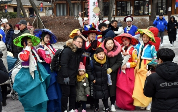 2020년 경자년(庚子年) 새해 첫 날인 1일 용인시 한국민속촌을 찾은 시민들이 사물놀이와 장구춤, 부채춤 등이 어우러진 민속 퍼레이드 ‘얼씨구 절씨구야!’를 관람 후 출연진과 기념촬영을 하고 있다.전형민기자