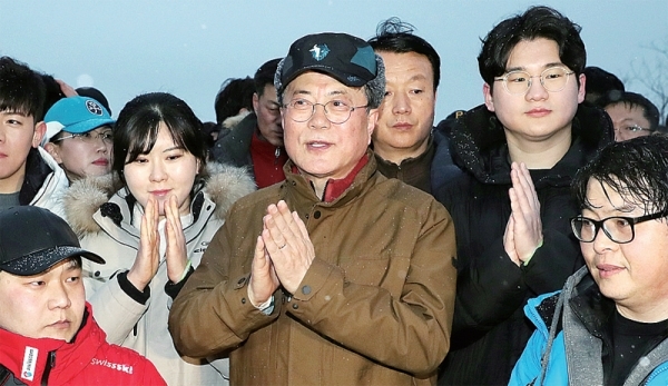 ▲ 문재인 대통령이 2020년 새해 첫날인 1일 아차산에서 2019년을 빛낸 의인들과 해맞이 산행 중 박광일 작가의 설명을 듣고 있다.  연합뉴스