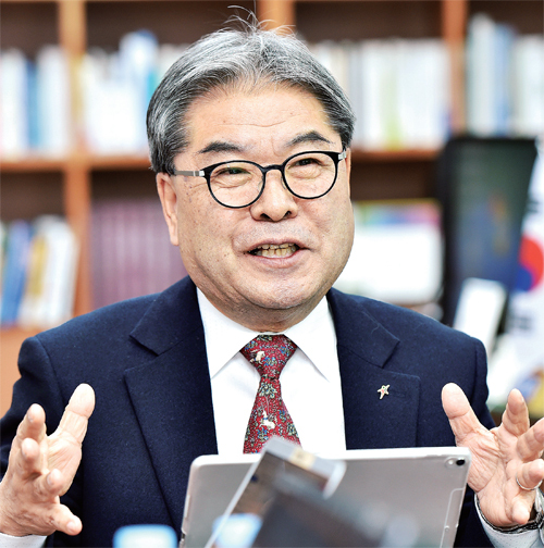 이재정 경기도교육감이 신년인터뷰에서 “2020년이 ‘새로운 희망’을 만드는 원년이 될 것”이라고 밝히고 있다. 경기도교육청 제공