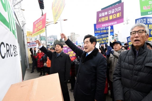 안병용 의정부시장이 2일 미군 2사단 본부가 있었던 캠프 레드크라우드 정문 앞에서 미군기지 조기반환 이행을 촉구하고 있다. 의정부시 제공