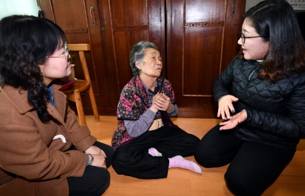2일 부천시 춘의주공아파트에서 배정자 할머니가 열악한 환경 속에서 외롭게 홀로 생활하는 배정자 할머니가 춘의종합사회복지관 직원들과 대화를 나누며 즐거워 하고 있다.전형민기자