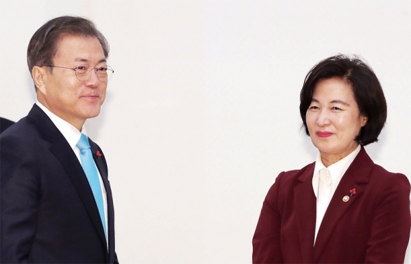 ▲ 문재인 대통령이 2일 오후 청와대에서 열린 추미애 법무부 장관 임명장 수여식에 참석하고 있다. 연합뉴스