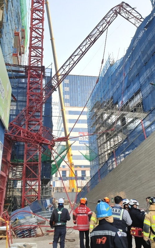 3일 오전 타워크레인이 넘어져 근로자 2명이 숨지고 1명이 부상당한  인천시 연수구 송도동의 한 연구소 신축공사 사고현장에서 119 구조대원들이 수색 작업을 하고 있다. 인천소방본부 제공