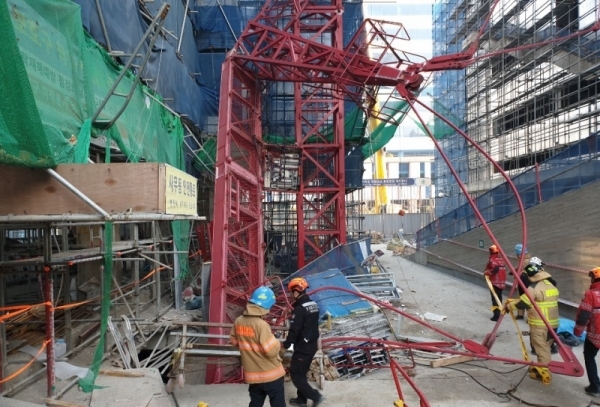 3일 오전 타워크레인이 넘어져 근로자 2명이 숨지고 1명이 부상당한  인천시 연수구 송도동의 한 연구소 신축공사 사고현장에서 119 구조대원들이 수색 작업을 하고 있다. 인천소방본부 제공