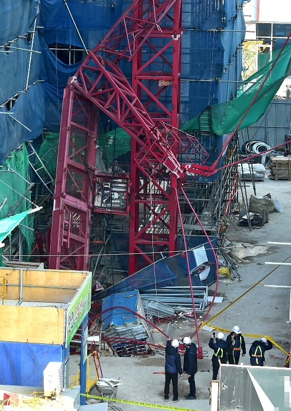3일 오전 타워크레인이 넘어져 근로자 2명이 숨지고 1명이 부상당한  인천시 연수구 송도동의 한 연구소 신축공사 사고현장에서 직원들이 살펴보고 있다. 장용준기자