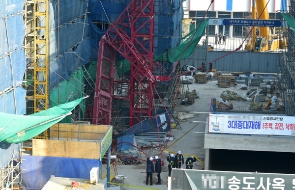 3일 오전 타워크레인이 넘어져 근로자 2명이 숨지고 1명이 부상당한  인천시 연수구 송도동의 한 연구소 신축공사 사고현장에서 직원들이 살펴보고 있다. 장용준기자