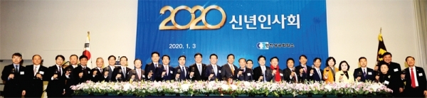 지난 3일 인천시 연수구 송도컨벤시아에서 열린 2020년도 인천상의 신년 인사회에서 박남춘 인천시장과 이용범 인천시의회 의장, 이강신 인천상의 회장을 비롯한 지역 국회의원들과 기업체 대표들이 새해 발전과 번창을 기원하고 있다. 장용준기자