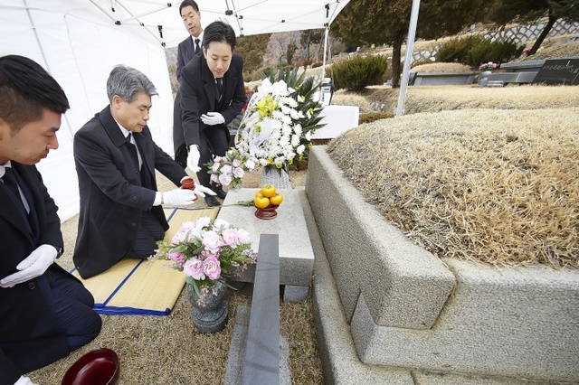 ▲ 윤종원 기업은행장, 고 강권석 행장 추모