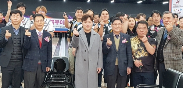 용인볼링경기장에서 열린 MK글로리아와 함께하는 2019 용인시볼링협회자선볼링대회 개회식 후 장민기 회장을 비롯한 내빈과 참가선수들이 기념촬영을 하고 있다.