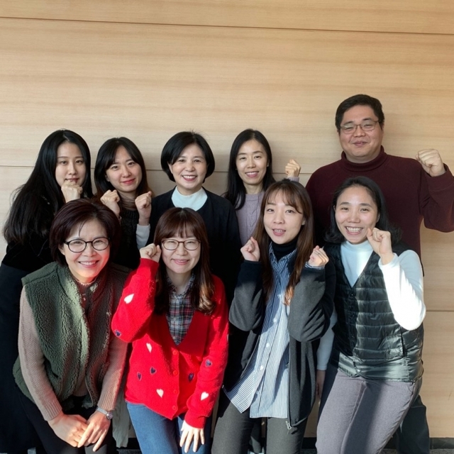 의왕시청소년상담복지센터 정부순 센터장(뒷줄 왼쪽 세 번째)과 직원들.