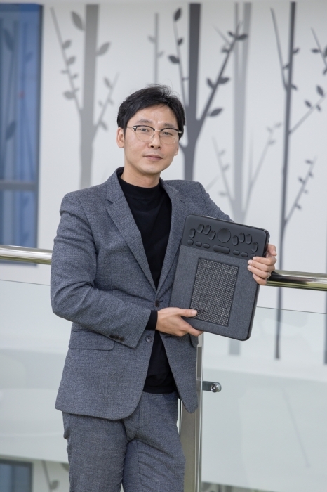 ▲ ㈜피씨티가 개발한 시각장애인용 태블릿 PC ‘택타일 프로’. 사진=성남산업진흥원 제공