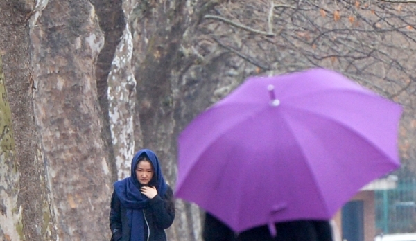 절기상 소한(小寒)인 6일 오후 인천시 미추홀구 인하대학교에서  우산을 쓴 학생들이 겨울비 내리는 교정을 거닐고 있다.조주현기자