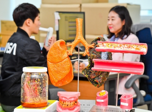 6일 오전 수원 장안구보건소에서 새해를 맞아 금연 클리닉을 찾은 시민이 금연 상담을 받고 있다. 상담을 받은 시민들은 금연을 새해 목표로 세우고 