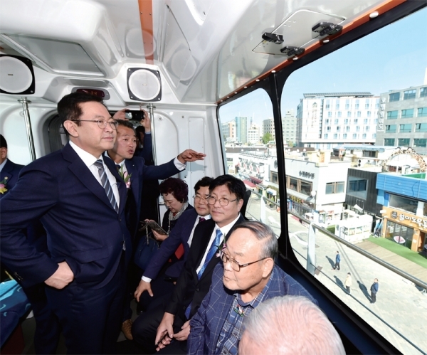 지난 2019년 10월8일 인천 중구 월미바다열차 월미공원역에서 열린 ‘월미바다열차 개통식’을 마친 뒤, 박남춘 인천시장이 열차를 시승하고 있다. 사 진 =인천시 제공