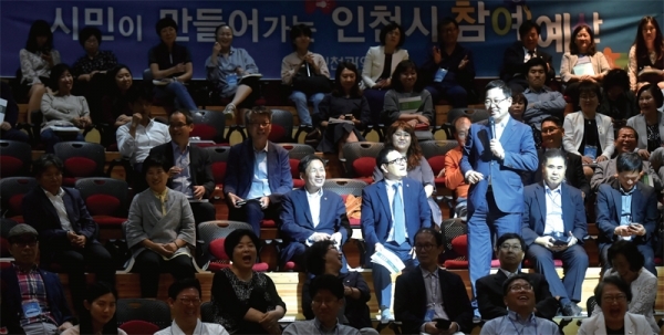지난 2019년 8월26일 인천 연수구 26일 송도 트라이볼에서 열린 ‘인천 2030 미래이음 재정분야 발표 및 주민참여예산 총회’에서 박남춘 인천시장이 시민들의 질문에 답변하고 있다. 사진=인천시 제공