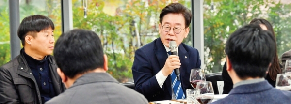 이재명 경기도지사가 7일 오전 도지사 공관에서 열린 ‘2020 신년 도청 출입 언론기자 오찬 간담회’에 참석해 인사말을 하고 있다. 윤원규기자