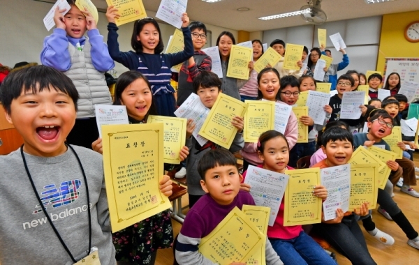 겨울 방학식이 열린 7일 오전 수원 다솔초등학교 2학년 학생들이 한해를 마무리하며 받은 표창장과 방학 계획표를 들고 환하게 웃으며 방학을 맞고 있다. 윤원규기자
