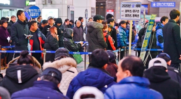 '2020년 설 열차 승차권 현장예매'가 시작된 7일 오전 수원역 지정매표소 앞에서 시민들이 열차표를 구매하기 위해 차례를 기다리고 있다. 경부, 경전, 동해, 충북선 등은 7일에, 8일에는 호남, 전라, 장황, 중앙선 등의 승차권을 예매할 수 있다. 윤원규기자