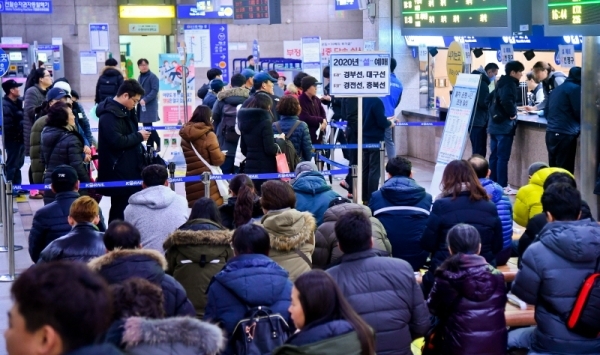 '2020년 설 열차 승차권 현장예매'가 시작된 7일 오전 수원역 지정매표소 앞에서 시민들이 열차표를 구매하기 위해 차례를 기다리고 있다. 경부, 경전, 동해, 충북선 등은 7일에, 8일에는 호남, 전라, 장황, 중앙선 등의 승차권을 예매할 수 있다. 윤원규기자