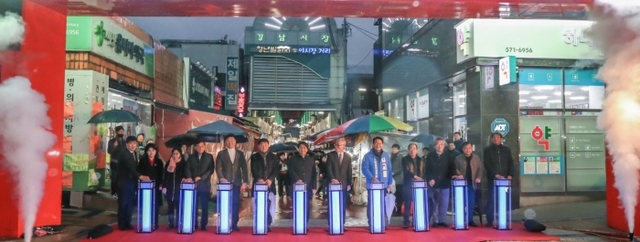 지난 7일 이재현 서구청장과 내빈, 상인 등이 강남시장 LED 경관조명 점등식을 하고 있다. 서구 제공