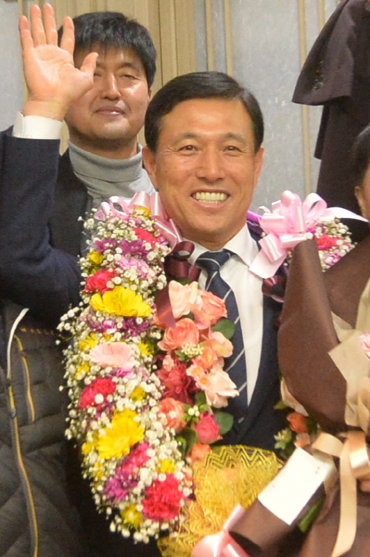 강인덕 인천시체육회장 당선자가 지지자들에게 손을 흔들며 기뻐하고 있다. 조주현기자