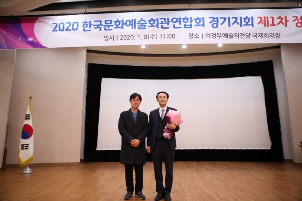 오른쪽 꽃을 든 이가 한우근 대표이사.