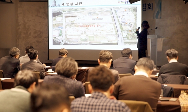 9일 서울 한 호텔에서 열린 ‘청라의료복합타운 조성사업’설명회에서 인천경제청 관계자가 참석자들에게 청하의료복합타운에 대한 설명을 하고 있다. 인천경제청 제공