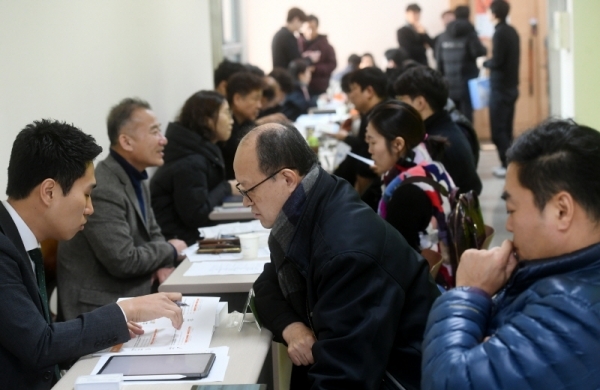 ‘2020 경기도 중소ㆍ벤처기업 지원시책 설명회’가 열린 9일 수원시 영통동 경기지방중소벤처기업청에서 참석자들이 경기도 기업 관련 기관과 상담을 하고 있다. 경기중기청은 오는 2월 중순까지 도내 각 시ㆍ군을 순회하며 28회에 걸쳐 설명회를 개최할 예정이다. 김시범기자
