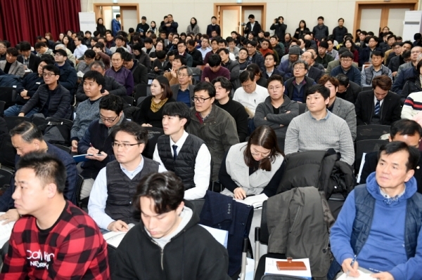 ‘2020 경기도 중소ㆍ벤처기업 지원시책 설명회’가 열린 9일 수원시 영통동 경기지방중소벤처기업청에서 기업 관련 참석자들이 지원시책 설명을 듣고 있다. 경기중기청은 오는 2월 중순까지 도내 각 시ㆍ군을 순회하며 28회에 걸쳐 설명회를 개최할 예정이다. 김시범기자