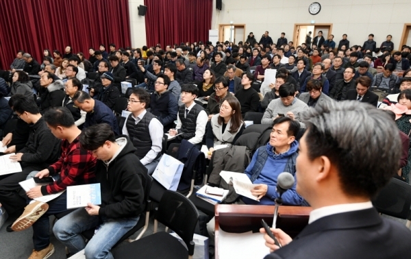 ‘2020 경기도 중소ㆍ벤처기업 지원시책 설명회’가 열린 9일 수원시 영통동 경기지방중소벤처기업청에서 기업 관련 참석자들이 지원시책 설명을 듣고 있다. 경기중기청은 오는 2월 중순까지 도내 각 시ㆍ군을 순회하며 28회에 걸쳐 설명회를 개최할 예정이다. 김시범기자