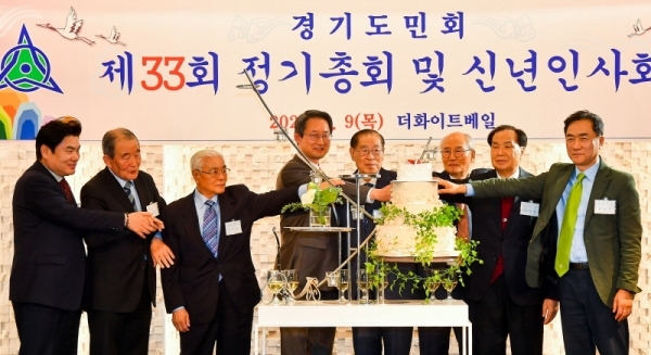 9일 서울 더화이트베일에서 열린 경기도민회 제33회 정기총회 및 신년인사회에서 김희겸 경기도 행정1부지사, 원유철 자유한국당 국회의원, 이재창 경기도민회 회장, 유경현 대한민국 헌정회장, 정장선 평택시장, 신선철 경기일보 회장 등 내빈들이 신년을 축하하는 케이크 커팅을 하고 있다. 윤원규기자