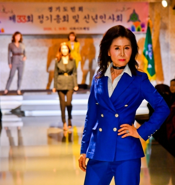 9일 서울 더화이트베일에서 열린 경기도민회 제33회 정기총회 및 신년인사회에서 시니어 모델 워킹 패션쇼에서 모델들이 화려한 워킹을 펼치고 있다. 윤원규기자