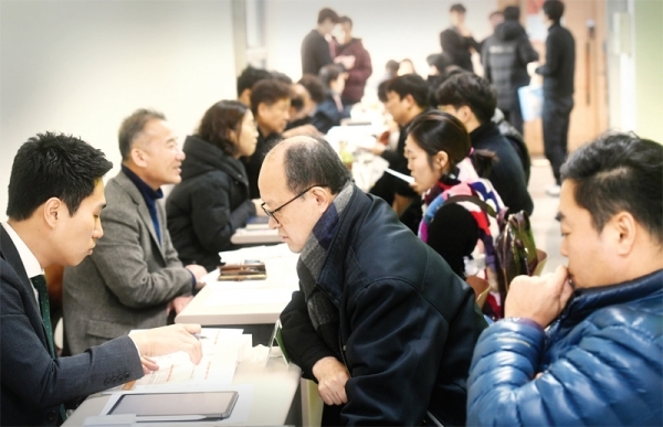 ‘2020 경기도 중소ㆍ벤처기업 지원시책 설명회’가 열린 9일 수원시 영통동 경기지방중소벤처기업청에서 참석자들이 경기도 기업 관련 기관과 상담을 하고 있다. 경기중기청은 오는 2월 중순까지 도내 각 시ㆍ군을 순회하며 28회에 걸쳐 설명회를 개최할 예정이다. 김시범기자