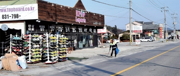 9일 이천시 한 스키장 주변 스키장비 렌털업체들이 한산한 모습을 보이고 있다. 최근 포근한 날씨와 겨울비 등 이상기온 현상이 계속되면서 도내 스키장과 주변 상권의 손님이 크게 줄어 상인들이 울상을 짓고 있다. 전형민기자